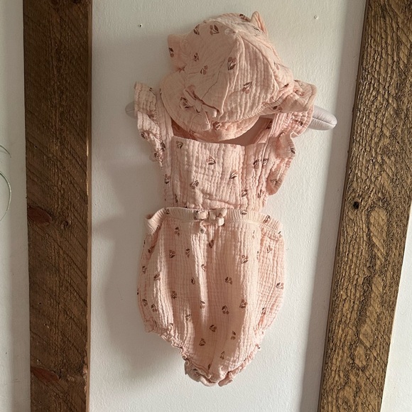 Boutique Emily & Oliver Baby Girl Muslin Floral Romper & Hat Matching Set - Picture 1 of 7